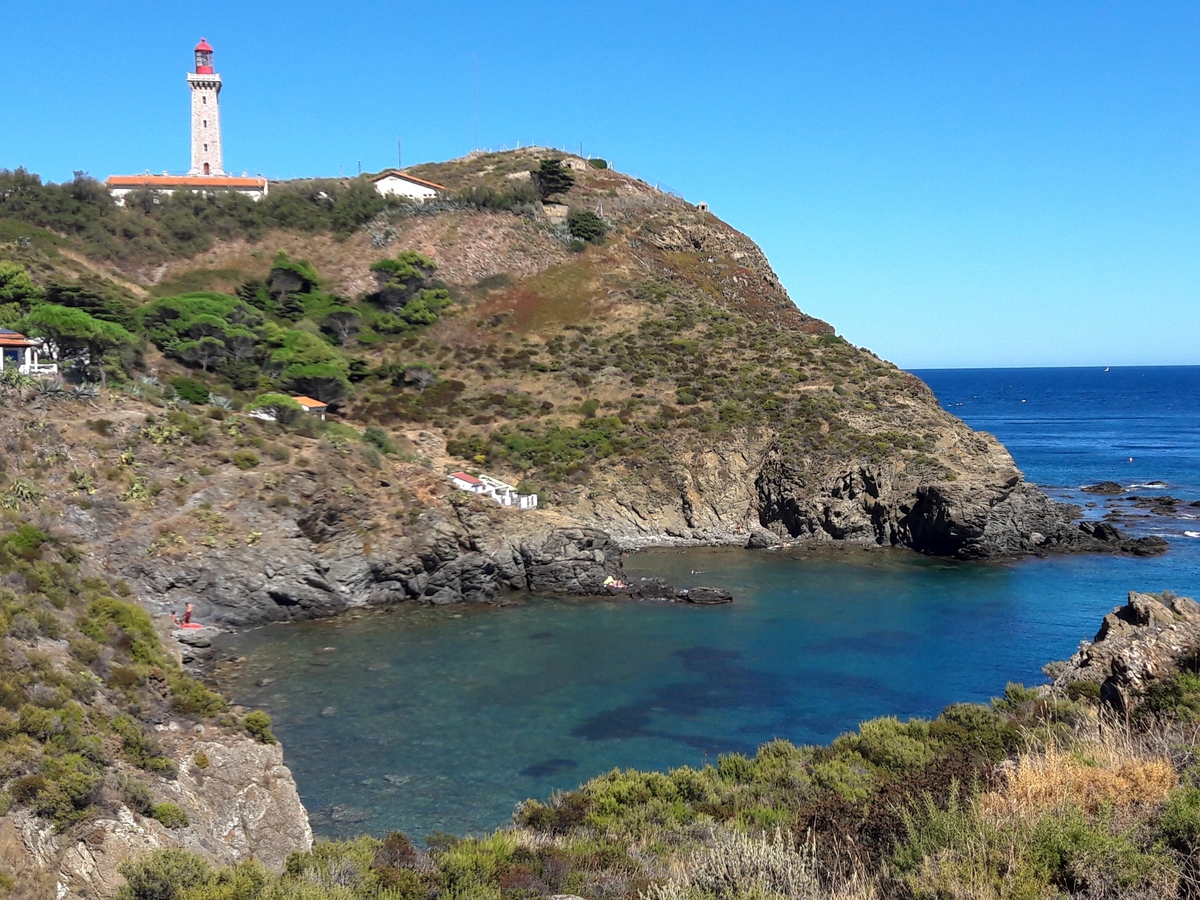 25%20Cote%20Vermeille%20-%20Rocky%20coast%20with%20secluded%20bays